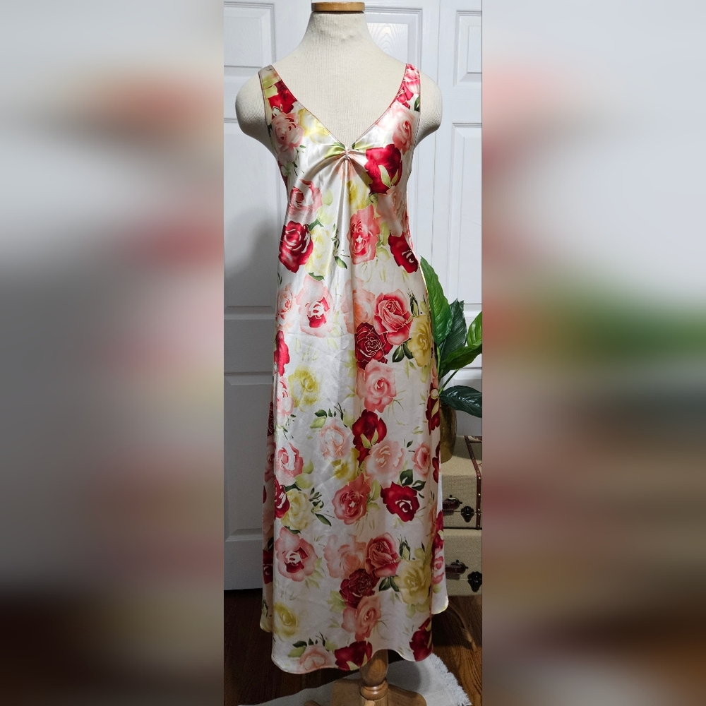 OSCAR DE LA RENTA Chemise floral satin maxi-length, V-neckline slip dress!